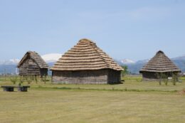 平地式住居と高床倉庫