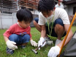 ファミリーキャンプでテント設営