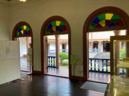 1階ロビー・ステンドグラス