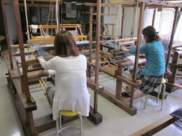 機織り体験の様子