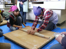 そば打ち体験の様子