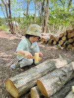 春にはきのこの菌をホダ木に打ちます