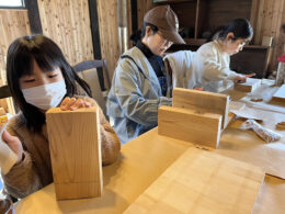 住宅を建てるときに余った木で、工作をしました